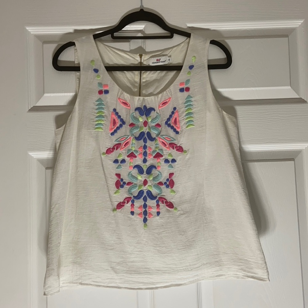Vineyard vines top with stitching design, size 12
